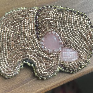 Broche éléphant quartz rose et perles de myuki