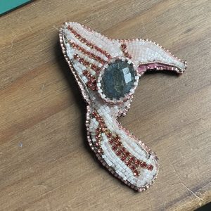 Broche oiseau rose Labradorite et perles de myuki