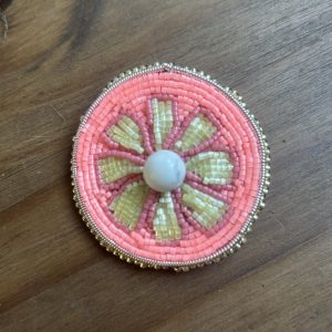 Broche collection éclats d’agrumes  howlite et perles de myuki